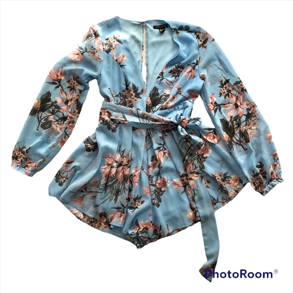 REVAMPED Floral print Romper. Puffy sleeves Back cutout